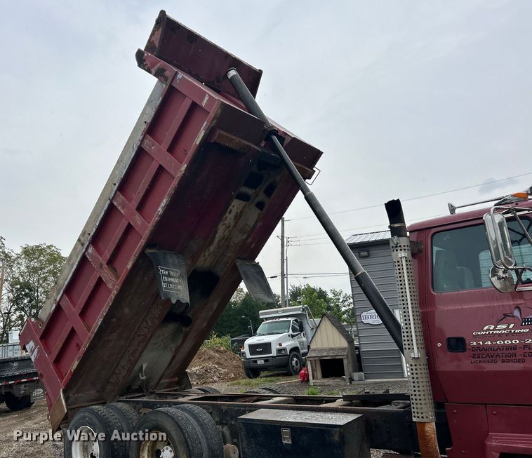 image for item EK3051 1997 Ford LT9000 dump truck