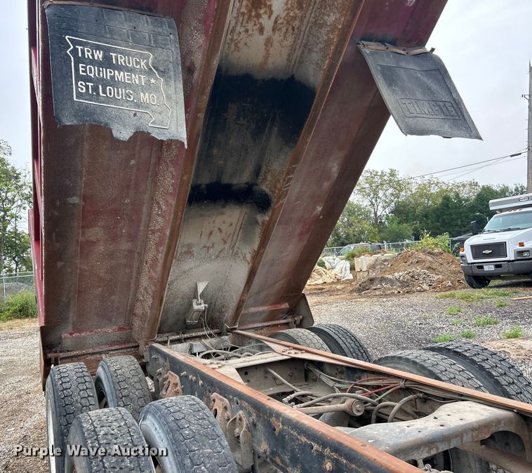 image for item EK3051 1997 Ford LT9000 dump truck