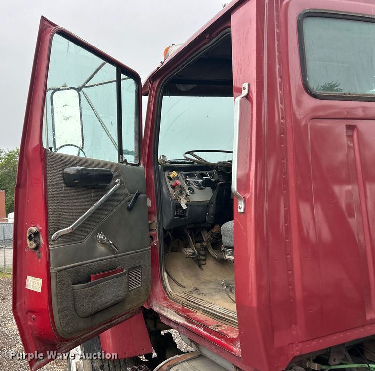 image for item EK3051 1997 Ford LT9000 dump truck