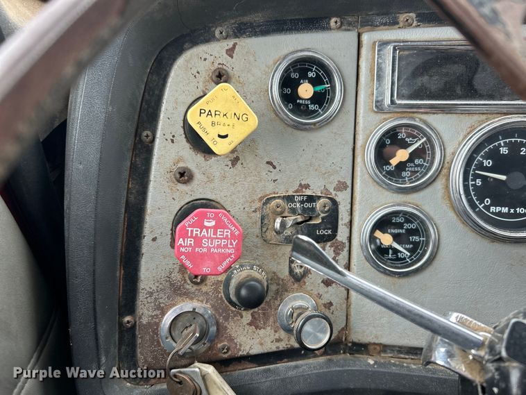 image for item EK3051 1997 Ford LT9000 dump truck