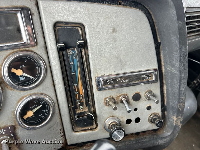 image for item EK3051 1997 Ford LT9000 dump truck