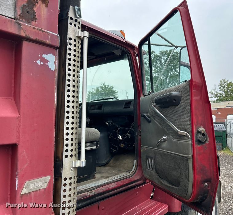 image for item EK3051 1997 Ford LT9000 dump truck