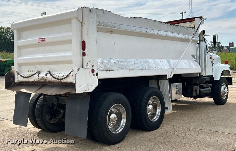 image for item EK3052 1999 International  2574 dump truck