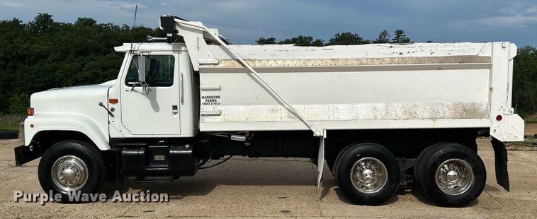 image for item EK3052 1999 International  2574 dump truck