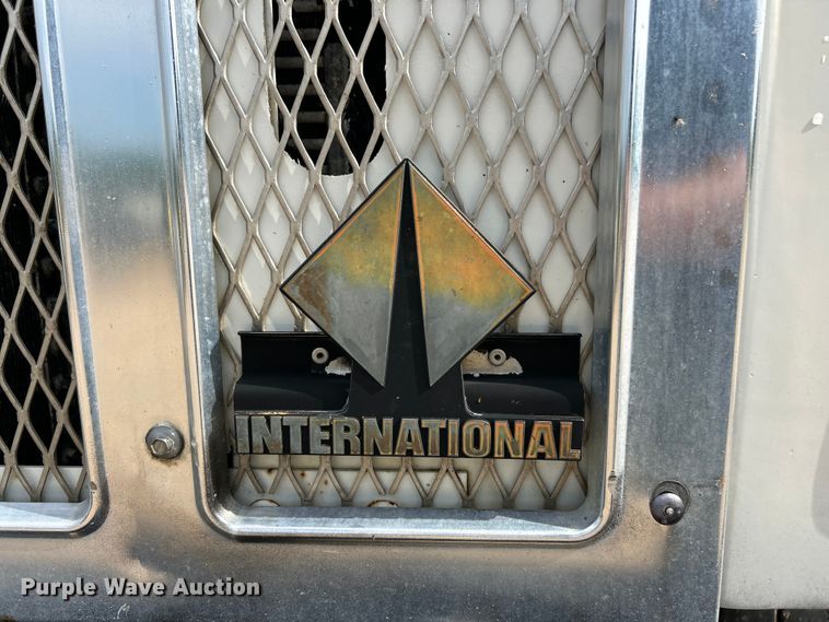 image for item EK3052 1999 International  2574 dump truck