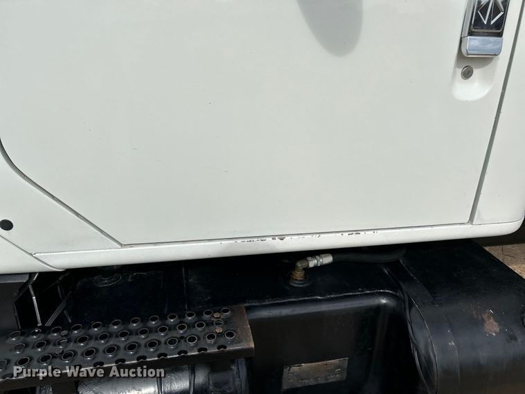 image for item EK3052 1999 International  2574 dump truck