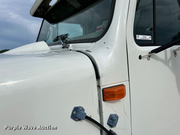 image for item EK3052 1999 International  2574 dump truck