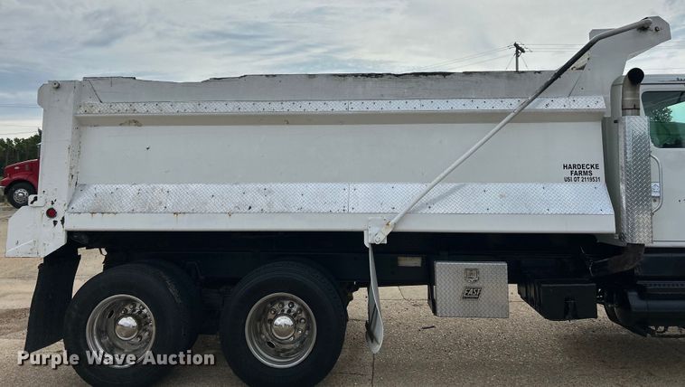 image for item EK3052 1999 International  2574 dump truck