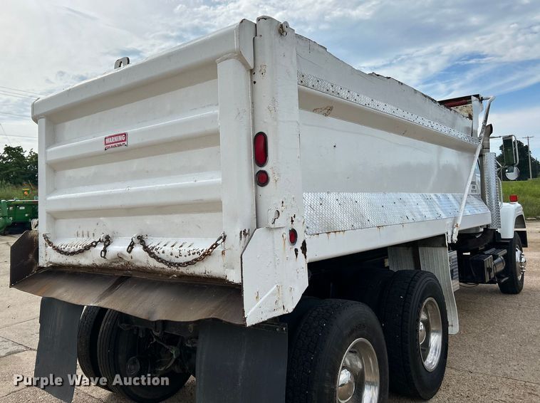 image for item EK3052 1999 International  2574 dump truck