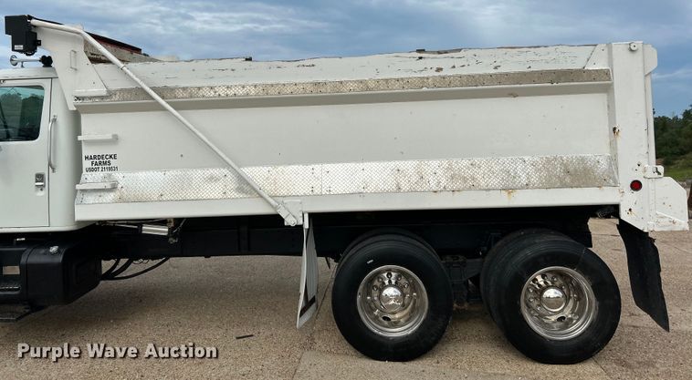 image for item EK3052 1999 International  2574 dump truck