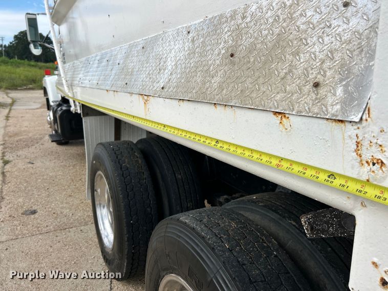 image for item EK3052 1999 International  2574 dump truck