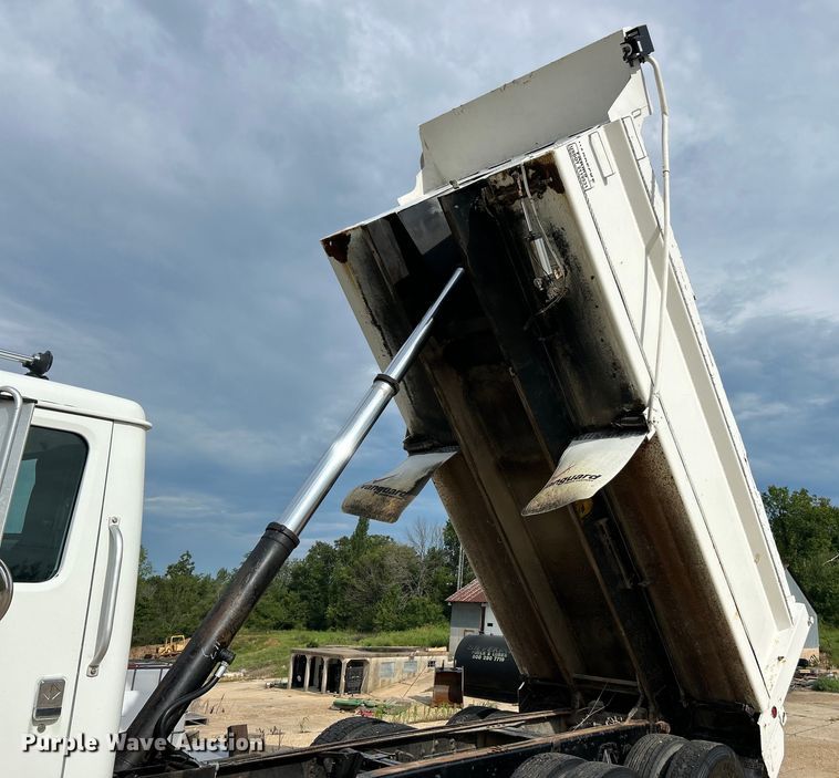 image for item EK3052 1999 International  2574 dump truck