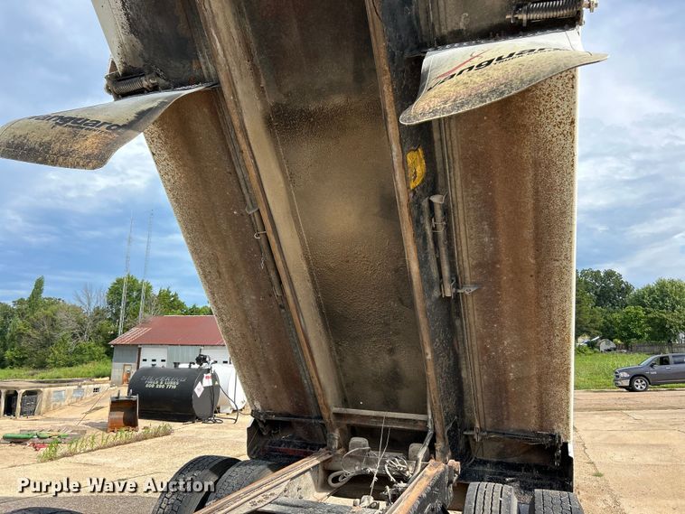 image for item EK3052 1999 International  2574 dump truck