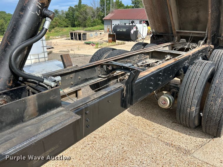 image for item EK3052 1999 International  2574 dump truck