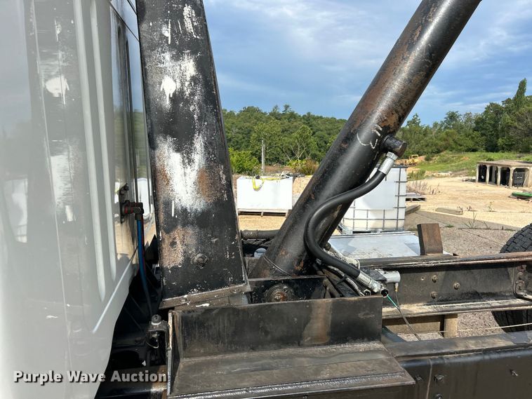 image for item EK3052 1999 International  2574 dump truck