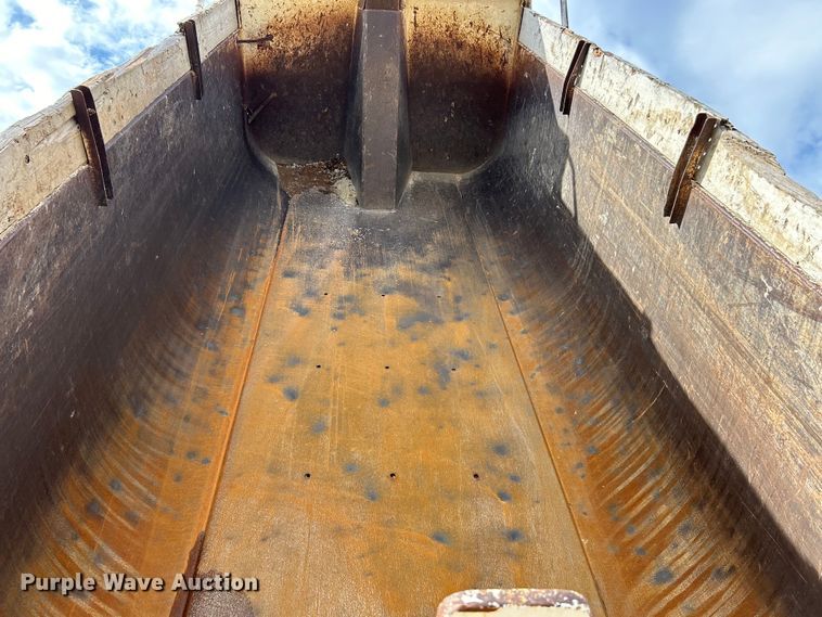 image for item EK3052 1999 International  2574 dump truck