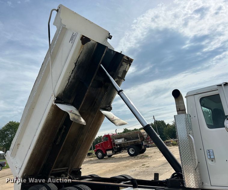 image for item EK3052 1999 International  2574 dump truck