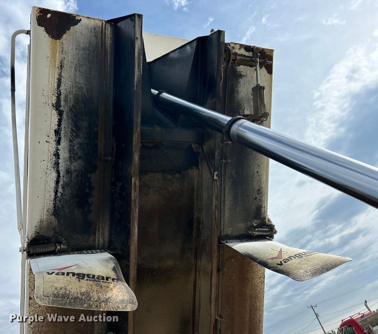 image for item EK3052 1999 International  2574 dump truck