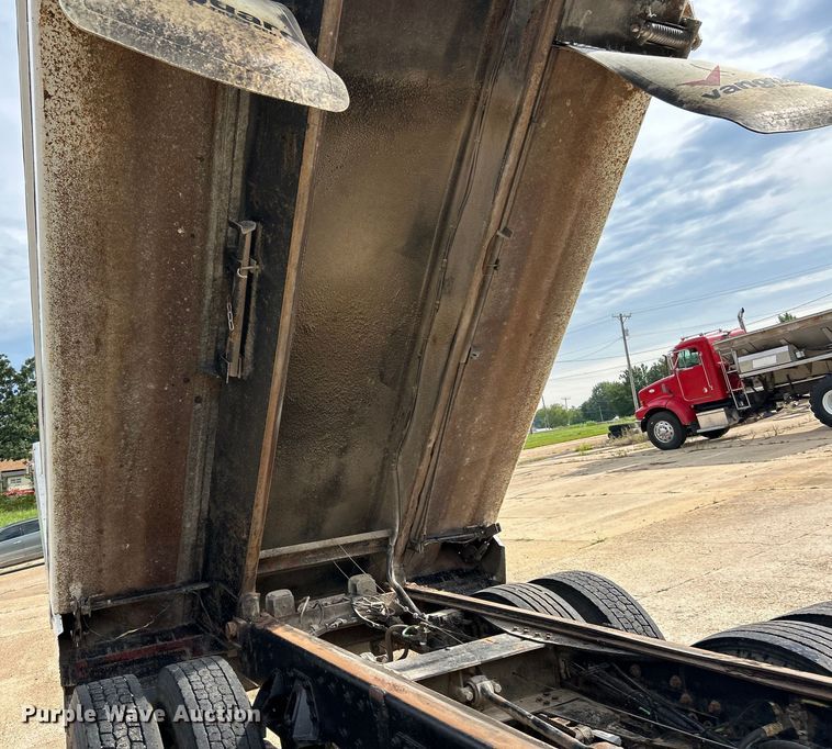 image for item EK3052 1999 International  2574 dump truck