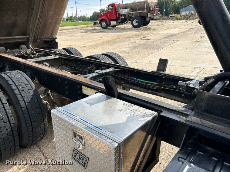 image for item EK3052 1999 International  2574 dump truck