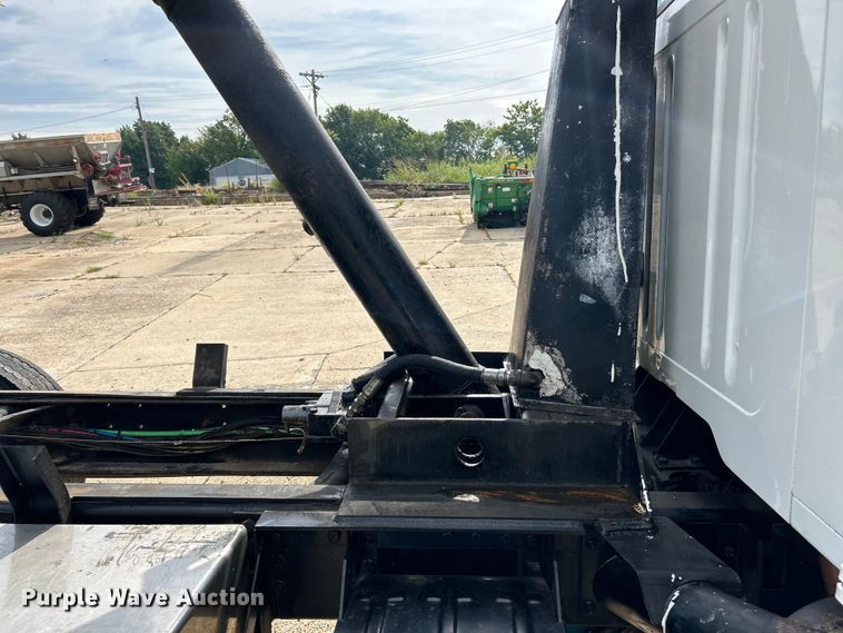 image for item EK3052 1999 International  2574 dump truck