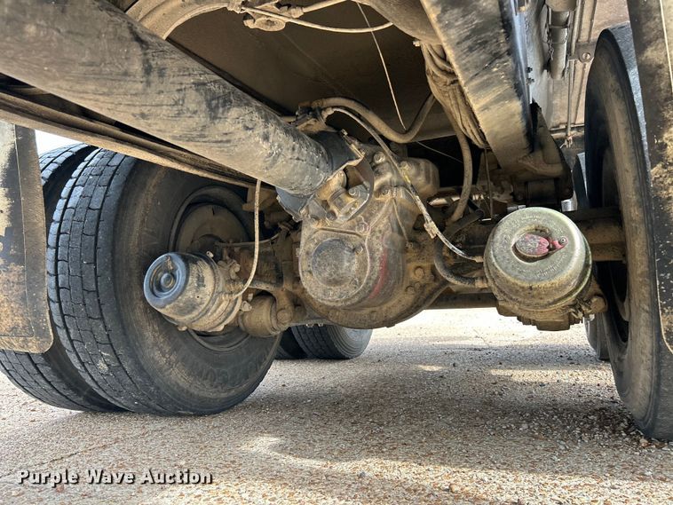 image for item EK3052 1999 International  2574 dump truck