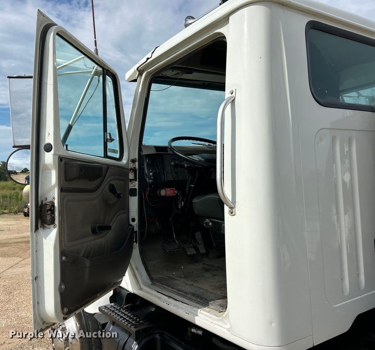 image for item EK3052 1999 International  2574 dump truck