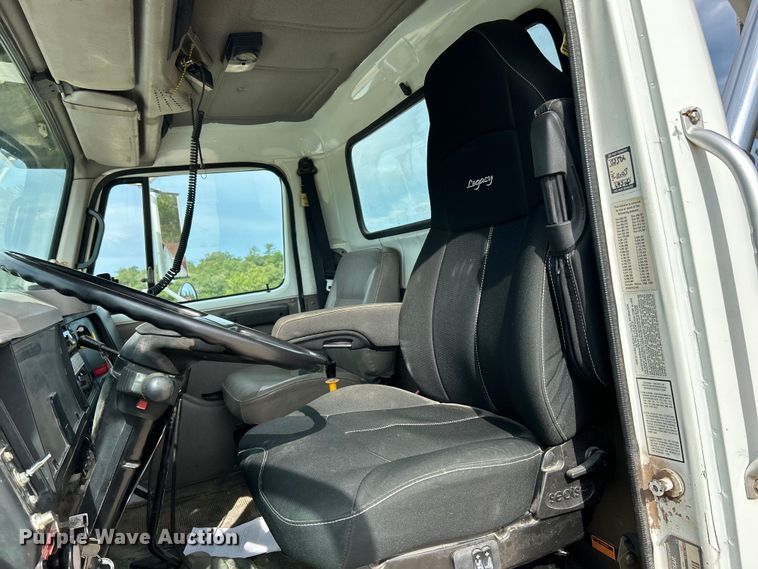 image for item EK3052 1999 International  2574 dump truck