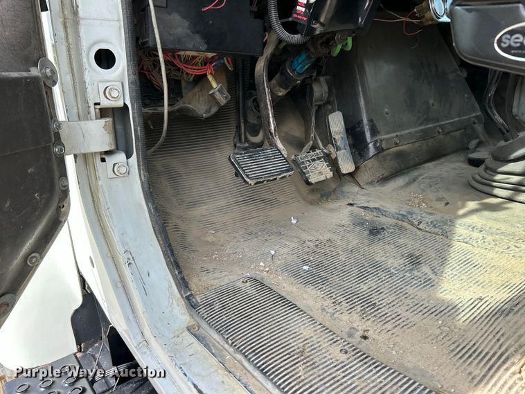 image for item EK3052 1999 International  2574 dump truck