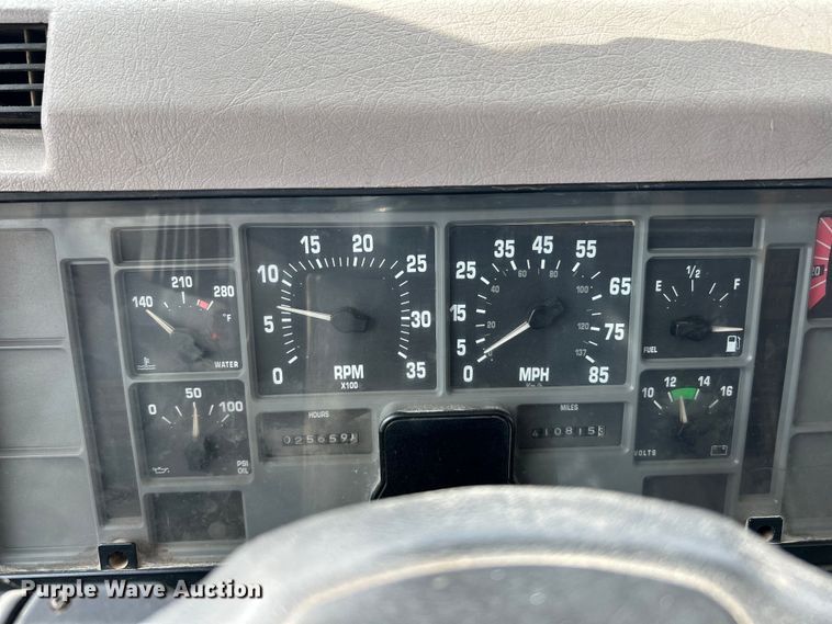 image for item EK3052 1999 International  2574 dump truck