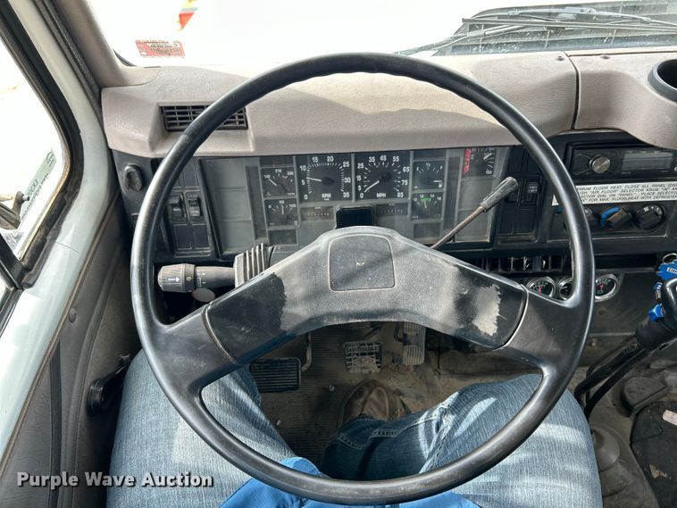 image for item EK3052 1999 International  2574 dump truck