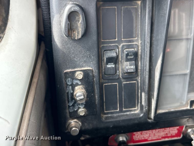 image for item EK3052 1999 International  2574 dump truck