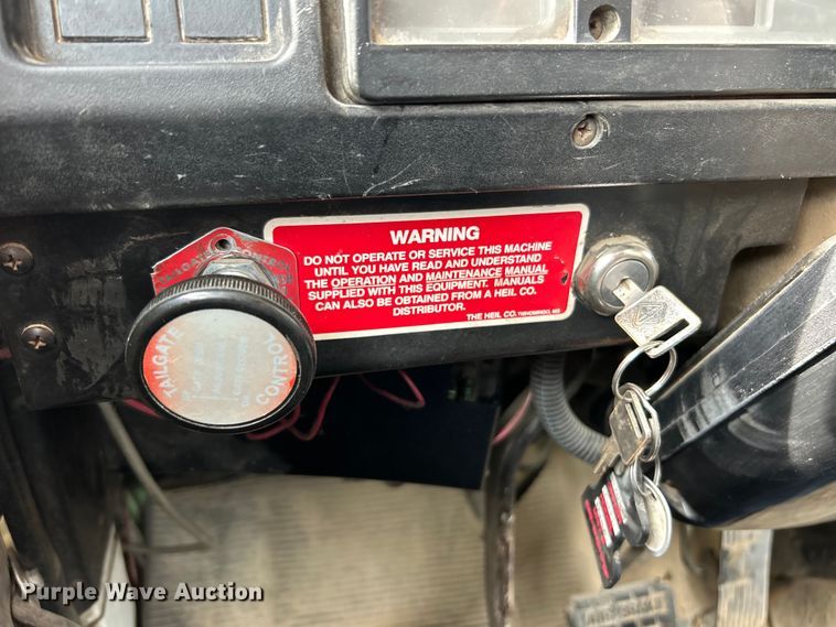 image for item EK3052 1999 International  2574 dump truck