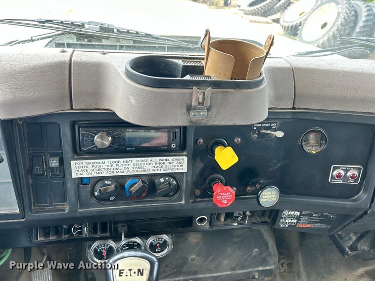 image for item EK3052 1999 International  2574 dump truck