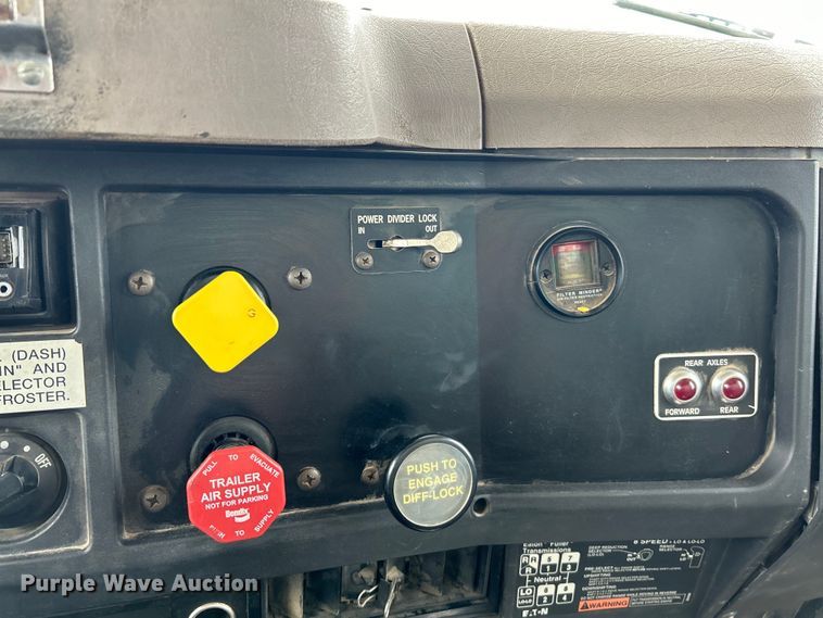 image for item EK3052 1999 International  2574 dump truck