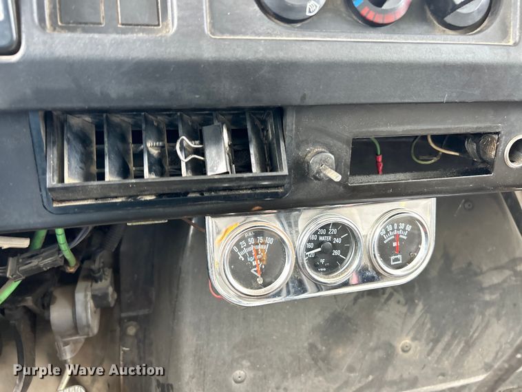 image for item EK3052 1999 International  2574 dump truck