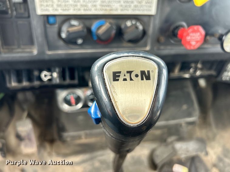 image for item EK3052 1999 International  2574 dump truck