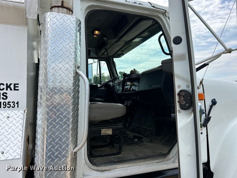 image for item EK3052 1999 International  2574 dump truck