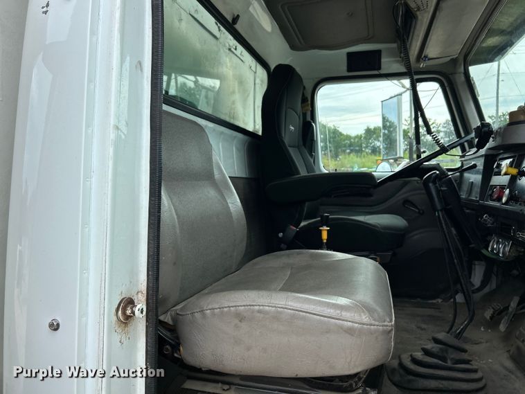 image for item EK3052 1999 International  2574 dump truck