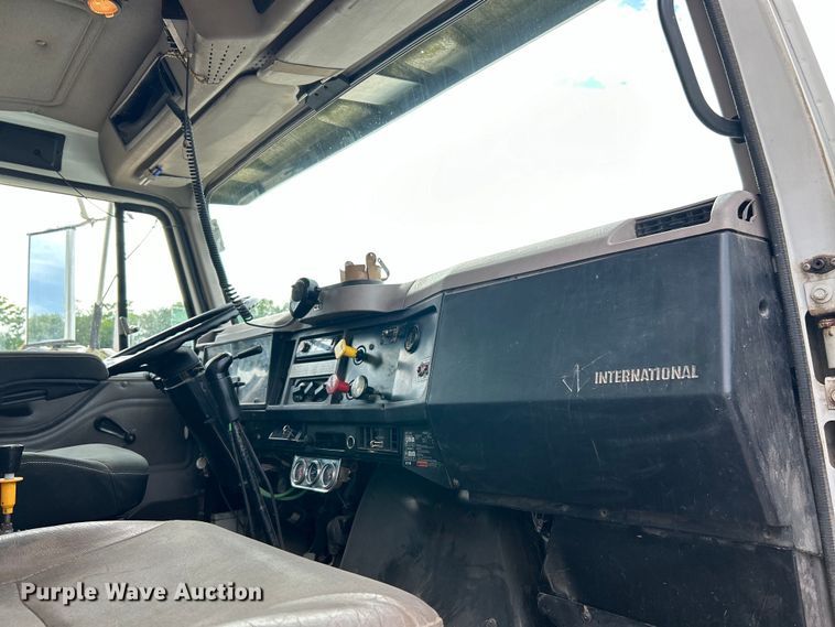 image for item EK3052 1999 International  2574 dump truck