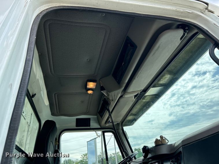 image for item EK3052 1999 International  2574 dump truck