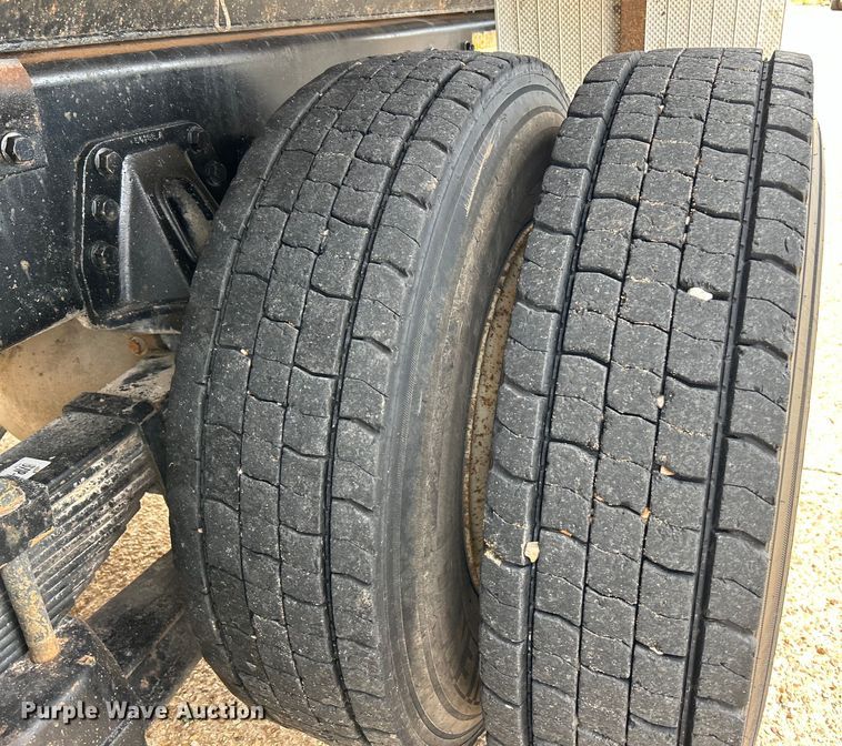 image for item EK3052 1999 International  2574 dump truck