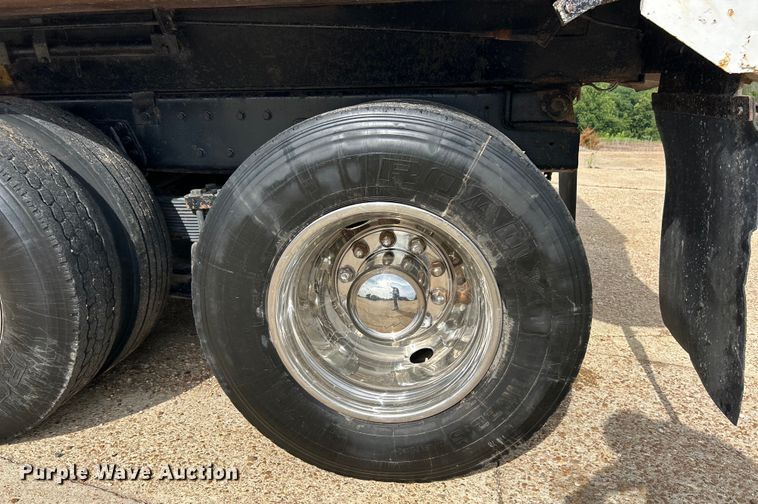 image for item EK3052 1999 International  2574 dump truck