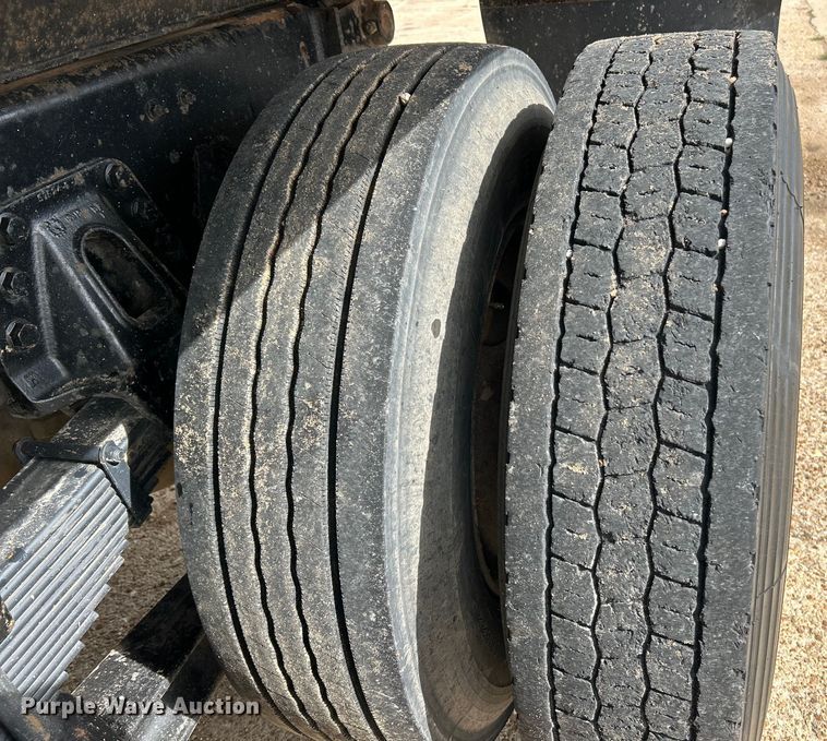 image for item EK3052 1999 International  2574 dump truck