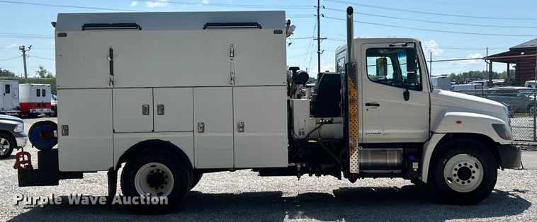 image for item EK3063 2014 Hino 338 utility / service truck