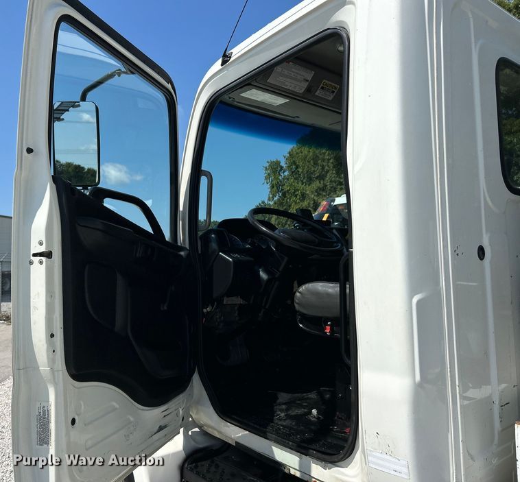image for item EK3063 2014 Hino 338 utility / service truck