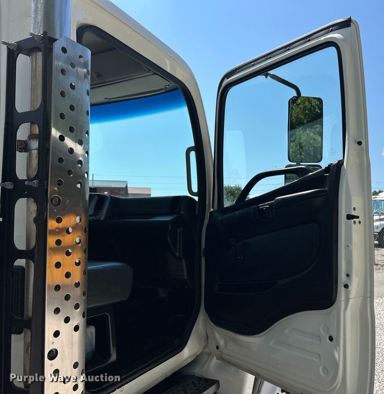 image for item EK3063 2014 Hino 338 utility / service truck