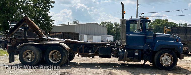 image for item EK3097 1994 Mack RD hook lift truck