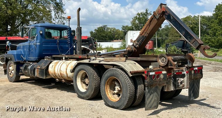 image for item EK3097 1994 Mack RD hook lift truck