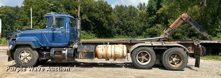 image for item EK3097 1994 Mack RD hook lift truck